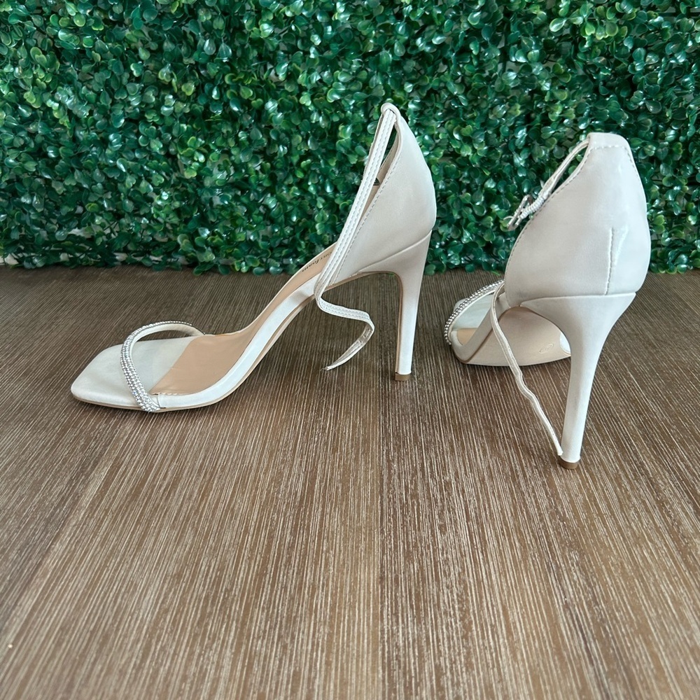 Journee Collection Zoya Heels Womens 9 Off White Square Toe Rhinestone Strap NEW - Picture 6 of 13